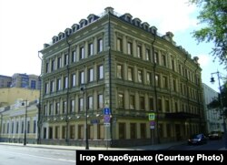 Будинок на розі Кропоткінського провулку та вулиці Пречистенка. Скоріш за все, саме тут було кілька кімнат українського Консульства за адресою Штатний провулок, 21