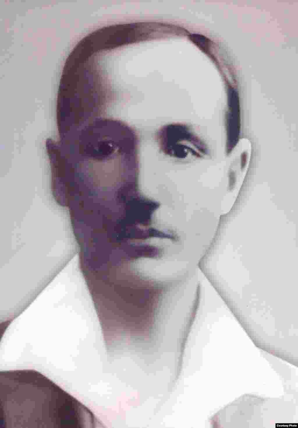 Авторы газеты "Қазақ": Биахмет Сарсенов (1885-1921), представитель движения "Алаш", педагог.