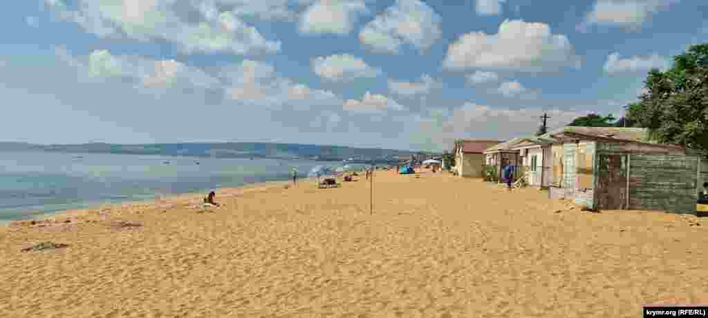 У пік курортного сезону відпочивальників на пляжі небагато