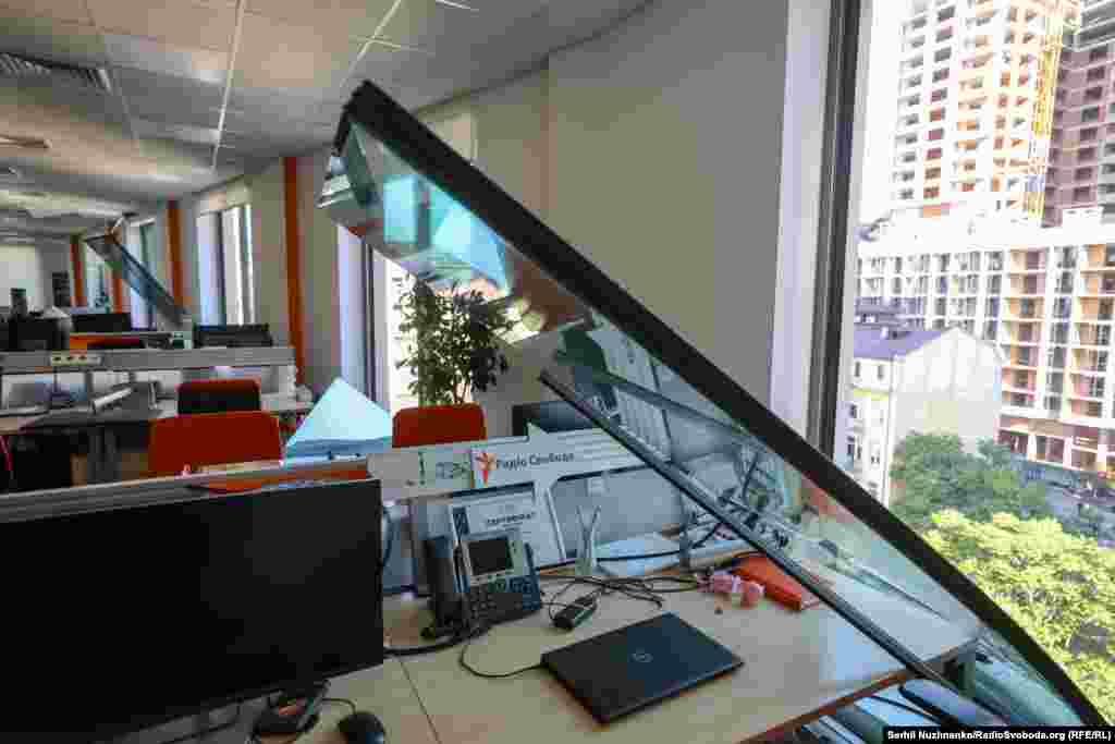 Ударнею хвилею вибило вікно у редакції Української служби Радіо Свобода. Серед працівників Радіо Свобода ніхто не постаждав