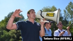 George Simion pe podul de la Leușeni, în iunie 2015