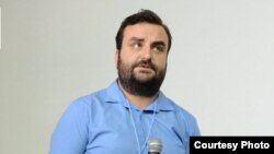 Дамир Незири, активист.