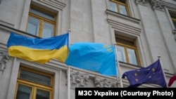 Церемония торжественного поднятия крымскотатарского национального флага перед зданием МИД Украины