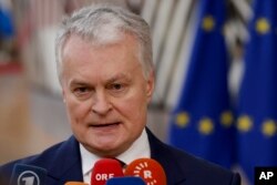 „Am un mesaj pentru Putin: nimănui nu îi este frică de tine, aici”, a declarat miercuri președintele lituanian Gitanas Nauseda, reacționând miercuri la atacul de la Vilnius împotriva activistului rus.