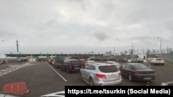 Очереди из автомобилей в направлении Керченского моста у досмотрового терминала на Тамани в Краснодарском крае, 11 апреля 2025 года