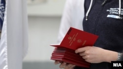 Илустрација - Студенти со индекс