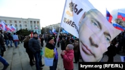 Aqmescitteki Lenin meydanında Qırımnıñ Rusiye tarafından işğaliniñ yıllığı tedbiriniñ iştirakçileri, arhiv fotoresimi