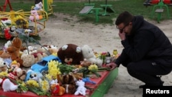 Чоловік біля місця російського ракетного удару по житловому району, де загинуло 20 людей, Кривий Ріг, Україна, 5 квітня 2025 року