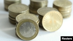 НБРМ ја намали проекцијата за економскиот раст за годинава на 2,4 отсто. Власта останува на проекциите за раст од 4 отсто годинава.