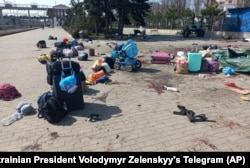 Плями крові біля сумок, валізок, дитячої коляски на платформі після ракетного удару російських військових по залізничному вокзалу в Краматорську, 8 квітня 2022 року