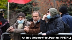 Чарага килүчеләр тимер койма артында