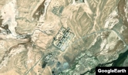 Sowet döwründe gurlan postuň gapdalynda, Täjigistanyň strategiki taýdan möhüm bolan binalary we gözegçilik diňleri ýerleşýär, olar häzir Hytaý goşunlary tarapyndan dolandyrylýar. Bu Hytaýyň şol sebitde eýýäm başlanan, ýöne entek ösüp ýetişmedik täsiriniň bir bölegi.