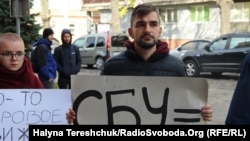 Денис Мацола (в центре, с плакатом). Скриншот с видео