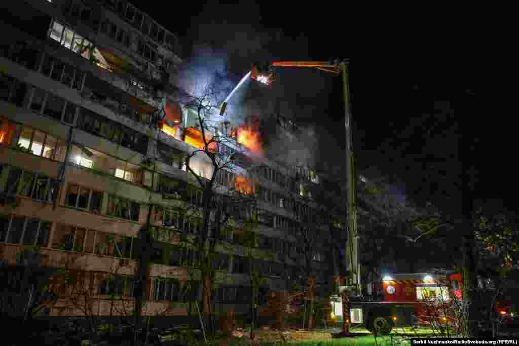 У Дніпровському районі внаслідок влучання у багатоповерхівку 3 людини загинули, триває розбір завалів