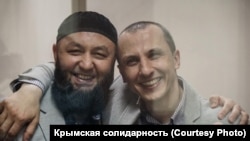 Фігуранти другої бахчисарайської справи «Хізб ут-Тахрір» Марлен Асанов (л) і Сервер Мустафаєв на суді. Росія, Ростов-на-Дону, листопад 2019 року