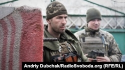 «Арей» та водій Василь. «Арей» – військовий льотчик, почав війну в 2014-му під Донецьким аеропортом на висоті «Зеніт»