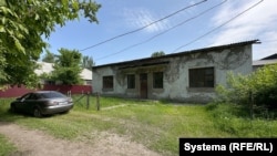 Clădirea în care este înregistrată „Astrum-Kyrgyzstan” arată mai puțin ca un birou sau o fabrică