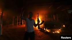 Куралчан ливандык Бенгази шаарындагы өрттөнүп жаткан  АКШ консулдугунун жанында. 11-сентябрь, 2012.