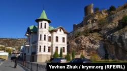 «Будинок Міхелі» на набережній Назукіна в Балаклаві