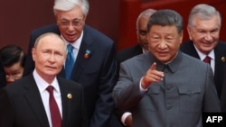 Владимир Путин и председатель КНР Си Цзиньпин после группового фото перед военным парадом в Пекине по случаю 80‑й годовщины победы над Японией и окончания Второй мировой войны, 9 сентября 2025 года