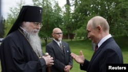Архієпископ Олексій (л) і Володимир Путін