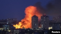Flăcări și fum la Kiev, după un nou atac rusesc, la 6 iunie 2025. 