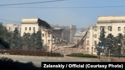 Здание Херсонской администрации после российских авиаударов, июнь 2025 года