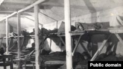 Sürgün etilgen qırımtatarlar içün lager barakı. Tasviriy fotoresim