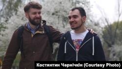 Газета не називає імена позивачів, але з повідомлень медіа випливає, що йдеться про Зоряна Кіся та Тимура Левчука