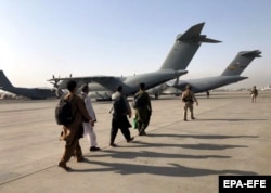 Люди выстраиваются в очередь на посадку в военный самолет во время эвакуации из Кабула в августе 2021 года (фото из архива)