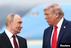 Путін і Трамп у перші хвилини зустрічі на Алясці, 15 серпня 2025 року