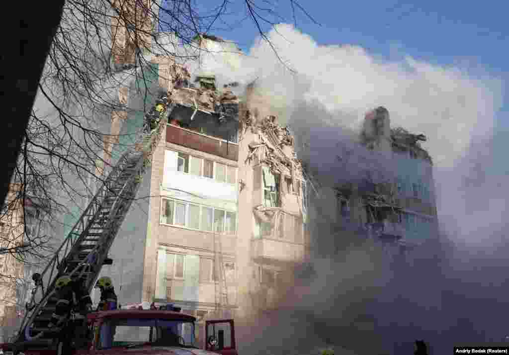 Робота рятувальників на місці ракетного удару РФ по багатоповерхівці у Тернополі. З останніх даних МВС України відомо про 26 загиблих, з них троє дітей, та майже сотню поранених. Є повідомлення про 26 зниклих безвісти у зруйнованому будинку