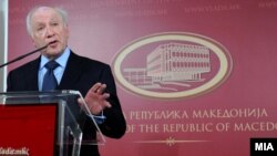 Архивска фотографија: Посредникот на ОН во спорот за името Метју Нимиц на прес-конференција во Скопје.