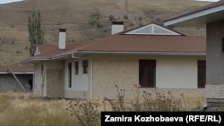 Бакиевдин уулуна тиешелүү делген Ideal house деп аталган жердеги үйлөр. (Архивдик сүрөт)