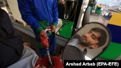 د حکومت له اعلان سره سم، د اګست له ۱۶مې څخه به د یو لیټر پېټرولو نرخ ۲۳۳.۹۱ روپۍ وي. پخوانی انځور