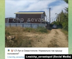 Жовто–синій дах у садовому товаристві в Севастополі, серпень 2023 року