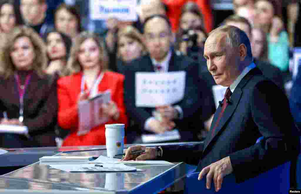 Президент России Владимир Путин принимает участие в своей ежегодной итоговой пресс-конференции в Москве, Россия, 19 декабря 2025 года. Sputnik/Alexander Kazakov