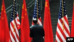 Флаги США и КНР, иллюстративное фото 