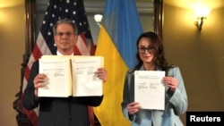 Міністр фінансів США Скотт Бессент і міністерка економіки України Юлія Свириденко під час підписання угоди ​​про створення Інвестиційного фонду відбудови США–Україна