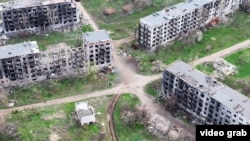 Робота операторів БпЛА 30-ї ОМБр по російських військових в одному з міст в Донецькій області