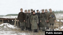 Касьцяк Першага Беларускага партызанскага атраду на чале з Лукашам Сяменікам (у цэнтры). Праваруч ад яго Юрка Моніч. За атаманам — Васіль Муха. Вёска Вялікае Стахава, 1919 год