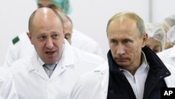 Евгний Пригожин (слева) и президент России Владимир Путин (архивное фото)