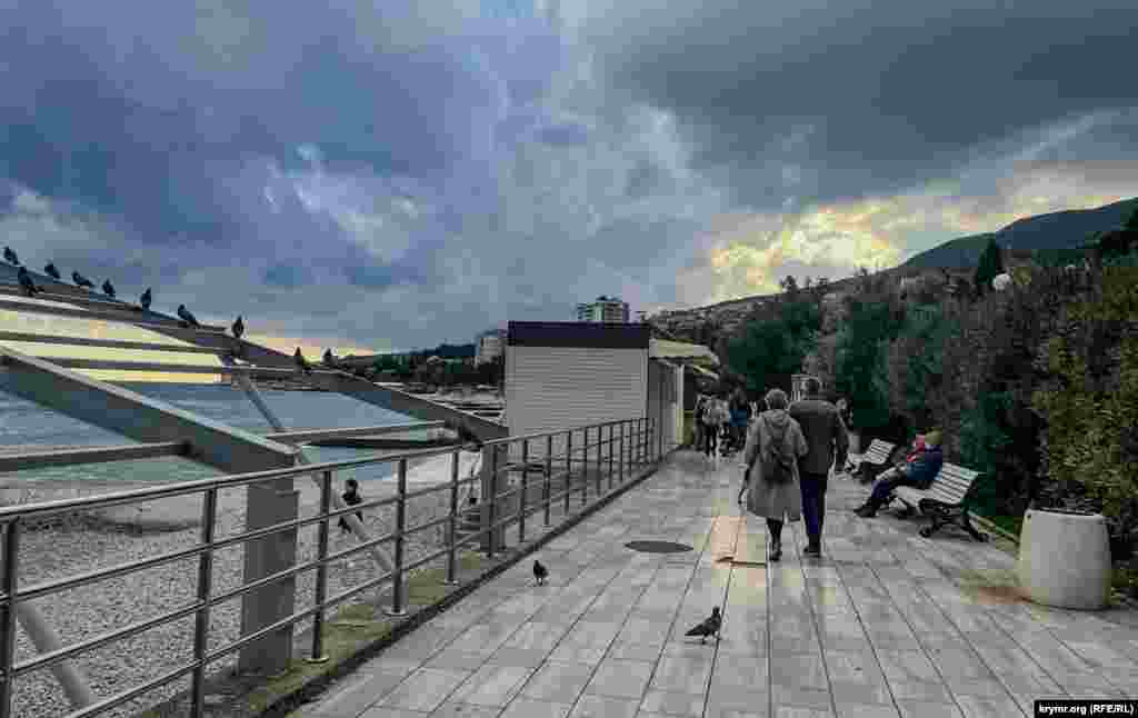 Puşkin yalı kenarında daa çoq insan bar