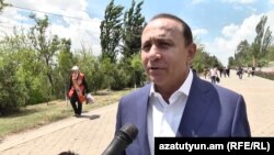 Armenia - Former Pime Minister Hovik Abrahamian speaks to reporters in Yerevan, May 9, 2017.