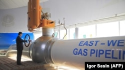 Türkmenistanyň prezidenti Gurbanguly Berdimuhamedow Gündogar-Günbatar gazgeçirijisiniň açylyş dabarasyna gatnaşýar, 23-nji dekabr, 2015-nji ýyl. (Arhiwden alnan surat)