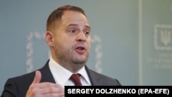 Андрій Єрмак виступає на своїй першій пресконференції як керівник Офісу президента в Києві в лютому 2020 року