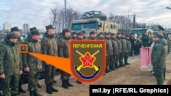 Командир белорусского 56-го отдельного полка связи подполковник Павел Чайка встречает российских военных из 200-й отдельной мотострелковой Печенегской бригады вместе с техникой на станции Озерище под Минском, 30 апреля 2025 года