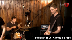 Концерт гурту «Шатур-Гудур». Ліворуч, за ударниками, співзасновник гурту Сулейман Мамутов