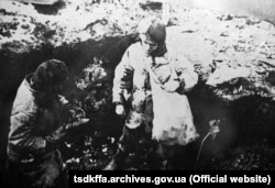 Голодні діти у пошуках їжі. Україна 1932–1933 роки