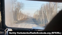 Такий вигляд з вікна бронеавтомобіля має шлях на позиції на Покровському напрямку, закритий антидроновими сітками